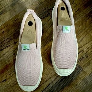 Cariuma IBI slip-on rose knit sneakers size 8 women with new extra insoles.